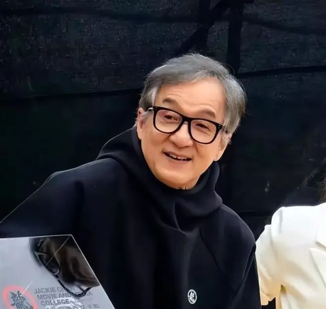 如今见72岁林凤娇，跟71岁成龙同框老得认不出