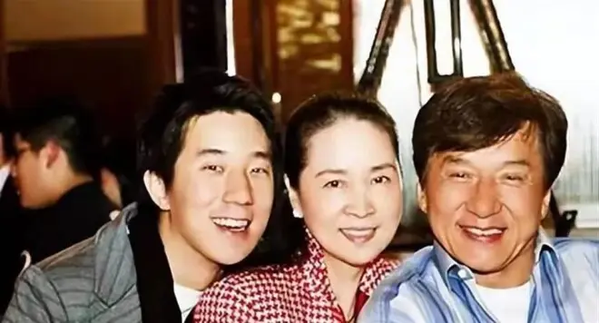 如今见72岁林凤娇，跟71岁成龙同框老得认不出