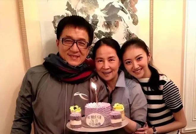 如今见72岁林凤娇，跟71岁成龙同框老得认不出