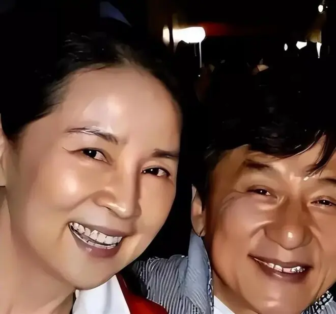 如今见72岁林凤娇，跟71岁成龙同框老得认不出