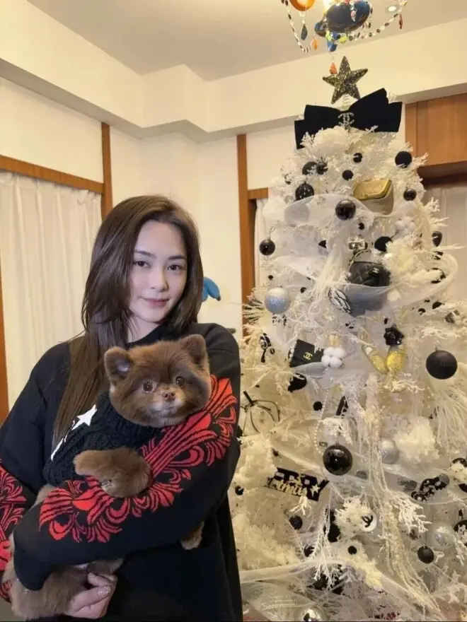 阿娇晒出香港的豪宅,全屋布置温馨舒适,富有少女气息