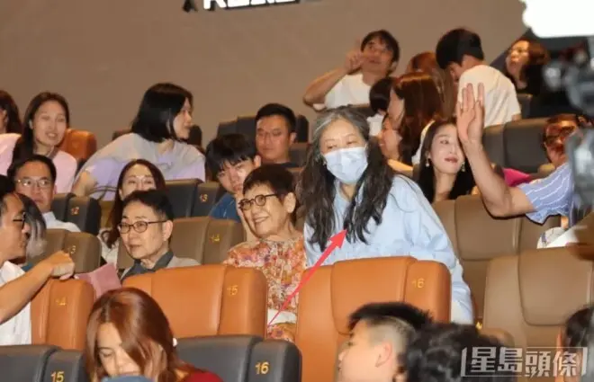 周星驰《功夫女足》香港首映礼，86岁母亲、姐姐罕见现身