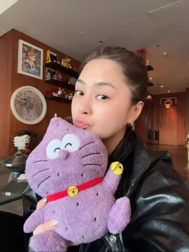 阿娇晒出香港的豪宅,全屋布置温馨舒适,富有少女气息