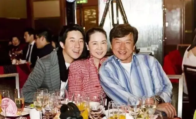 如今见72岁林凤娇，跟71岁成龙同框老得认不出
