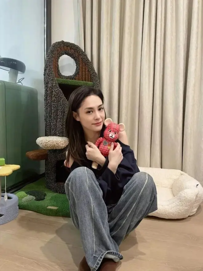 阿娇晒出香港的豪宅,全屋布置温馨舒适,富有少女气息
