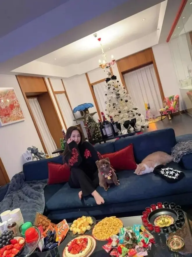阿娇晒出香港的豪宅,全屋布置温馨舒适,富有少女气息
