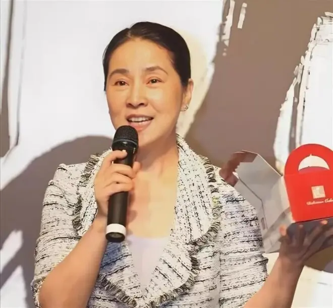 如今见72岁林凤娇，跟71岁成龙同框老得认不出