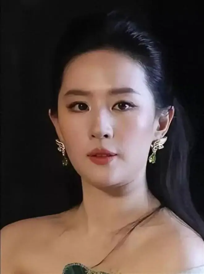 朋友偶遇刘亦菲真人后感叹：电视里全是假的