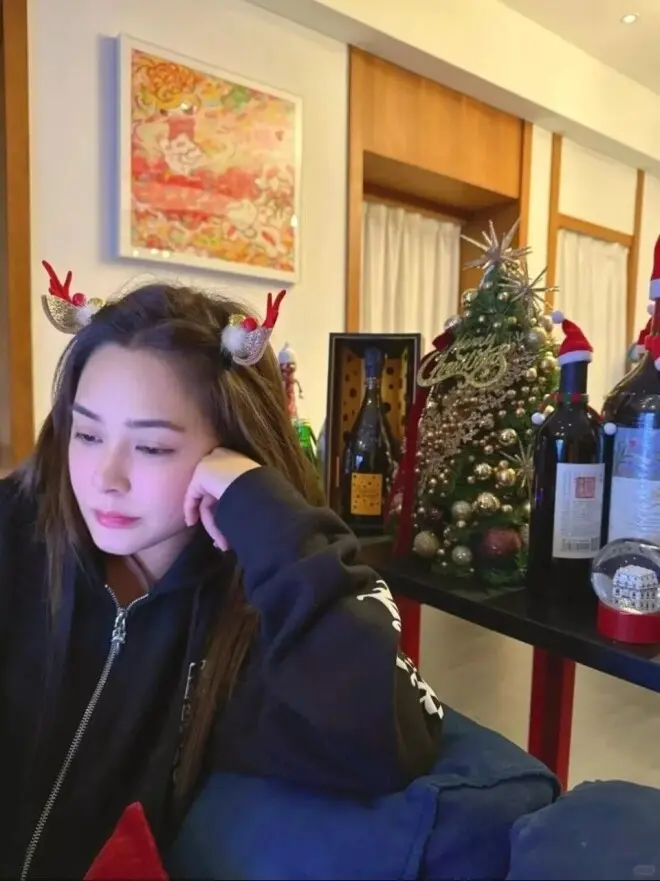 阿娇晒出香港的豪宅,全屋布置温馨舒适,富有少女气息