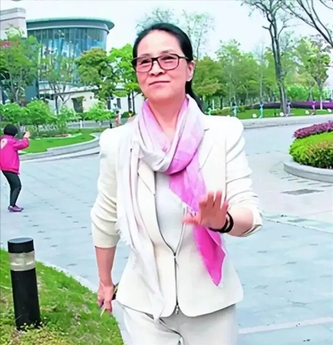 如今见72岁林凤娇，跟71岁成龙同框老得认不出