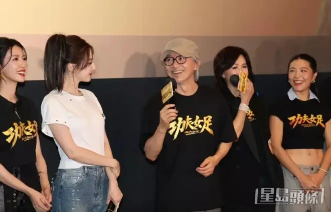 周星驰《功夫女足》香港首映礼，86岁母亲、姐姐罕见现身