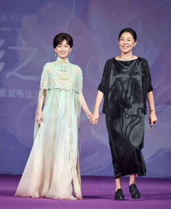 赵雅芝倪萍牵手走红毯,倪萍赞赵雅芝:为观众漂亮了一辈子