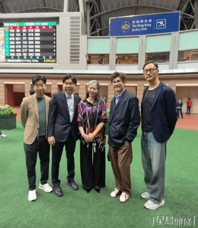 周星驰《功夫女足》香港首映礼，86岁母亲、姐姐罕见现身