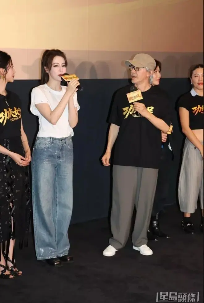 周星驰《功夫女足》香港首映礼，86岁母亲、姐姐罕见现身