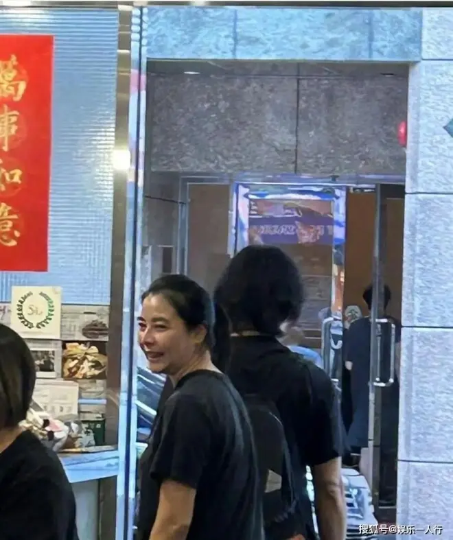 隐居日本三年后回流香港？郑伊健夫妇筲箕湾拼桌吃15块鱼蛋粉！蒙嘉慧脸圆了