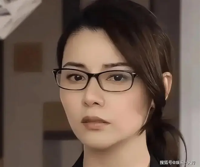 隐居日本三年后回流香港？郑伊健夫妇筲箕湾拼桌吃15块鱼蛋粉！蒙嘉慧脸圆了