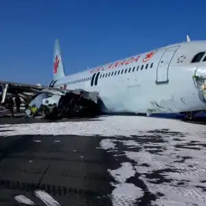 引擎脱落、起落架全毁，加航客机撞上跑道灯，乘客获赔1800万