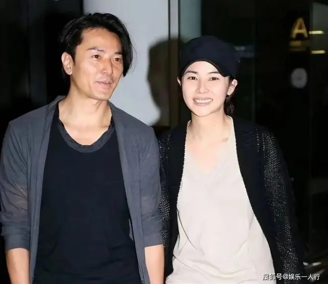 隐居日本三年后回流香港？郑伊健夫妇筲箕湾拼桌吃15块鱼蛋粉！蒙嘉慧脸圆了
