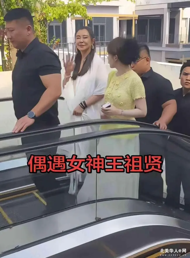 慎入：王祖贤终于摘掉了口罩和墨镜