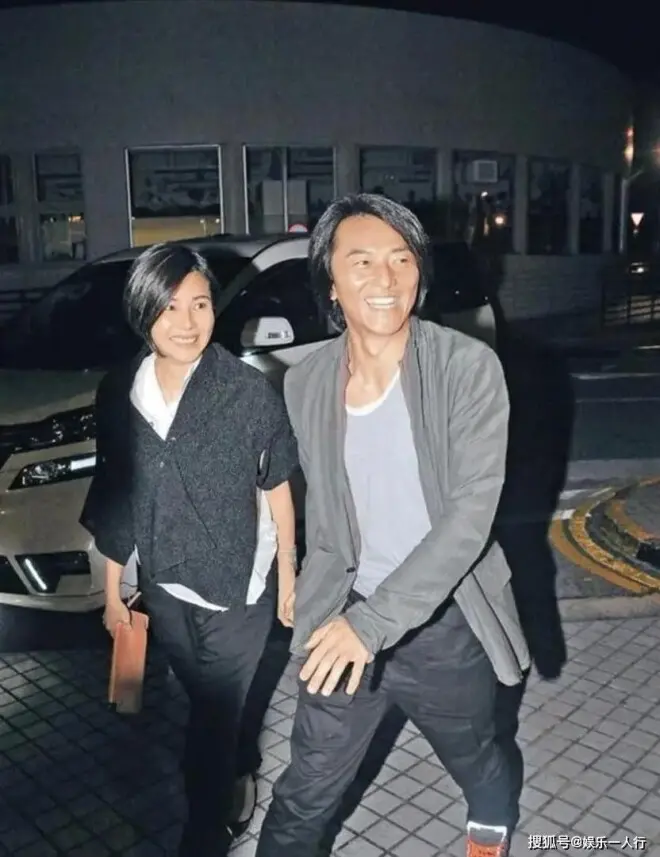 隐居日本三年后回流香港？郑伊健夫妇筲箕湾拼桌吃15块鱼蛋粉！蒙嘉慧脸圆了