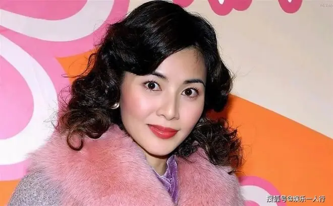 隐居日本三年后回流香港？郑伊健夫妇筲箕湾拼桌吃15块鱼蛋粉！蒙嘉慧脸圆了