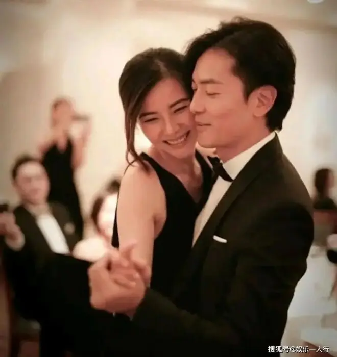 隐居日本三年后回流香港？郑伊健夫妇筲箕湾拼桌吃15块鱼蛋粉！蒙嘉慧脸圆了