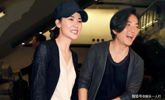 隐居日本三年后回流香港？郑伊健夫妇筲箕湾拼桌吃15块鱼蛋粉！蒙嘉慧脸圆了