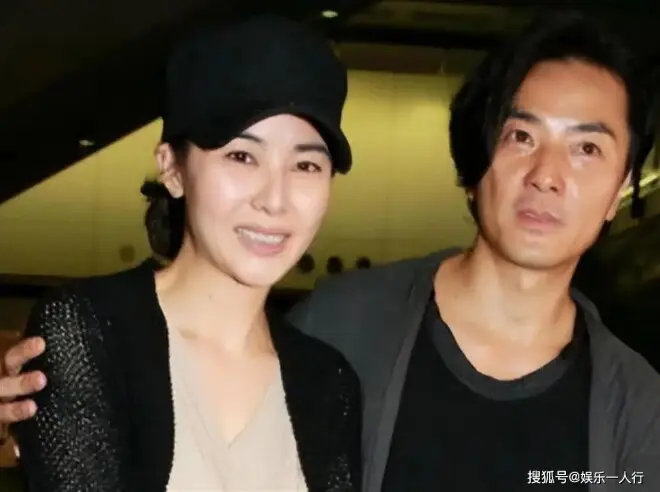 隐居日本三年后回流香港？郑伊健夫妇筲箕湾拼桌吃15块鱼蛋粉！蒙嘉慧脸圆了