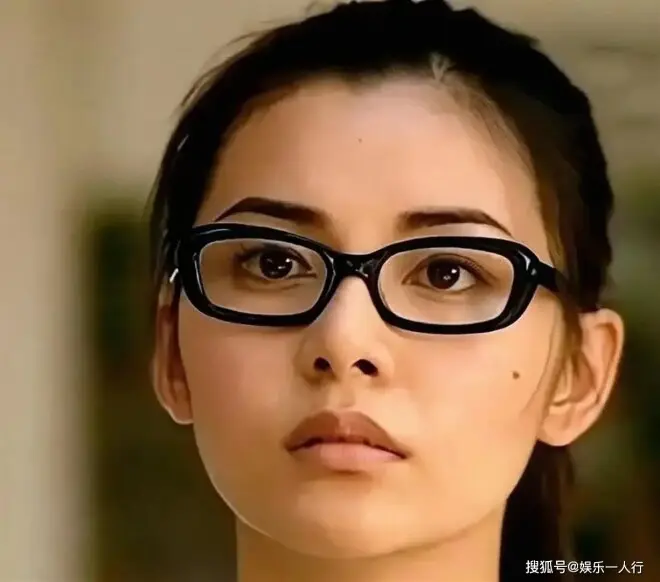隐居日本三年后回流香港？郑伊健夫妇筲箕湾拼桌吃15块鱼蛋粉！蒙嘉慧脸圆了