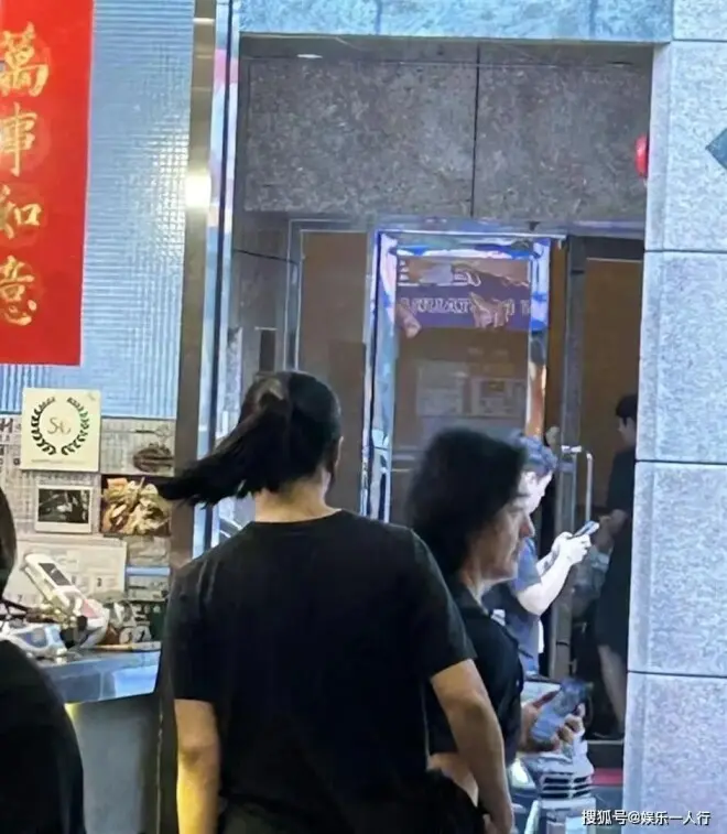 隐居日本三年后回流香港？郑伊健夫妇筲箕湾拼桌吃15块鱼蛋粉！蒙嘉慧脸圆了