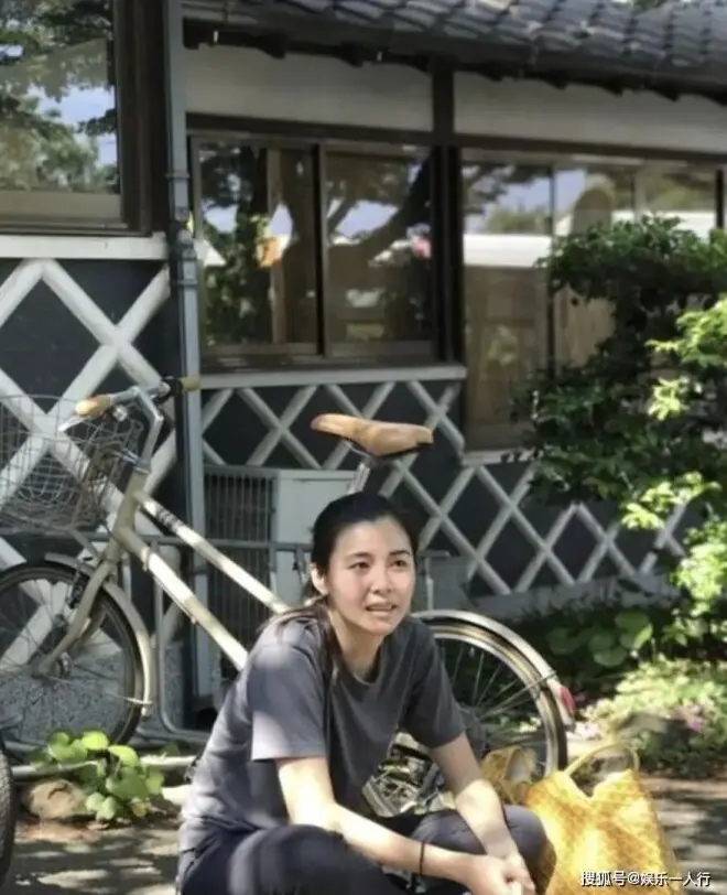 隐居日本三年后回流香港？郑伊健夫妇筲箕湾拼桌吃15块鱼蛋粉！蒙嘉慧脸圆了