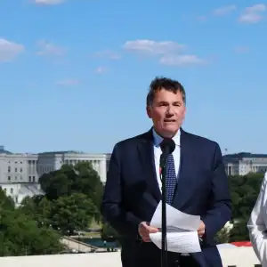 最早下周一! 加拿大或向特朗普提交潜在贸易协议方案