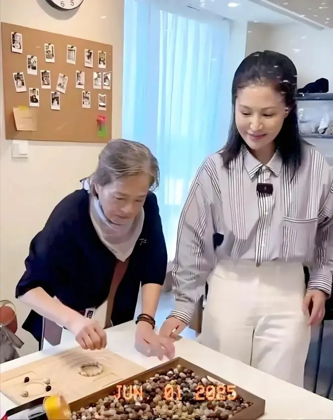 陆毅的白发母亲：丈夫意外离世她很自责....