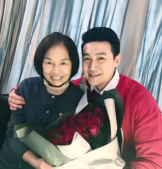 陆毅的白发母亲：丈夫意外离世她很自责....