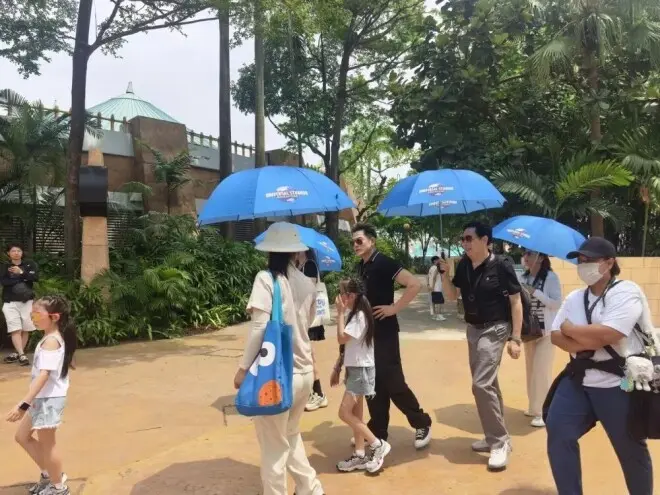 郭富城同家人现身新加坡,和同龄岳父同框,状态对比好大