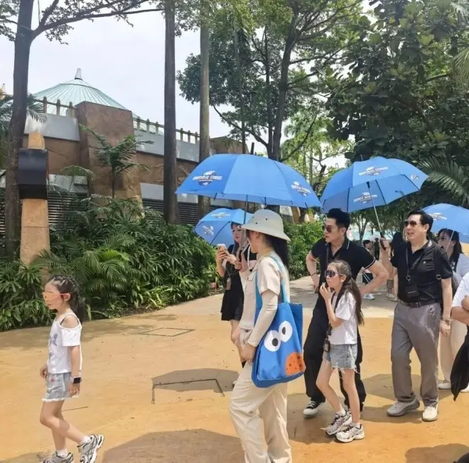 郭富城同家人现身新加坡,和同龄岳父同框,状态对比好大