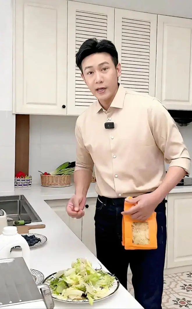 陆毅的白发母亲：丈夫意外离世她很自责....