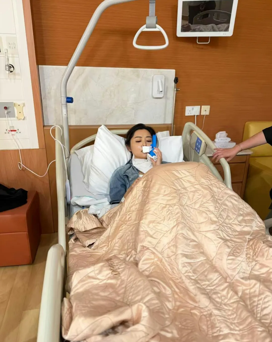 惊险! 华人女星拍戏时出意外 脸部缝50多针! 重伤后拿下影后 领奖不敢大笑!
