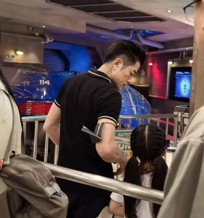 郭富城同家人现身新加坡,和同龄岳父同框,状态对比好大