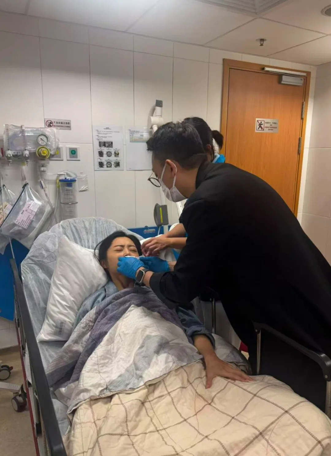 惊险! 华人女星拍戏时出意外 脸部缝50多针! 重伤后拿下影后 领奖不敢大笑!