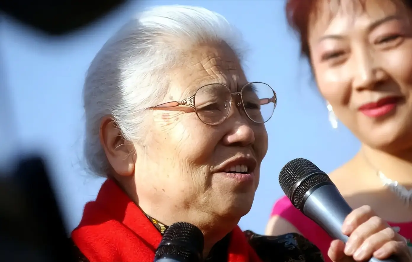常香玉、秦怡、郭兰英都走了，中国四大人民艺术家，只有她还活着