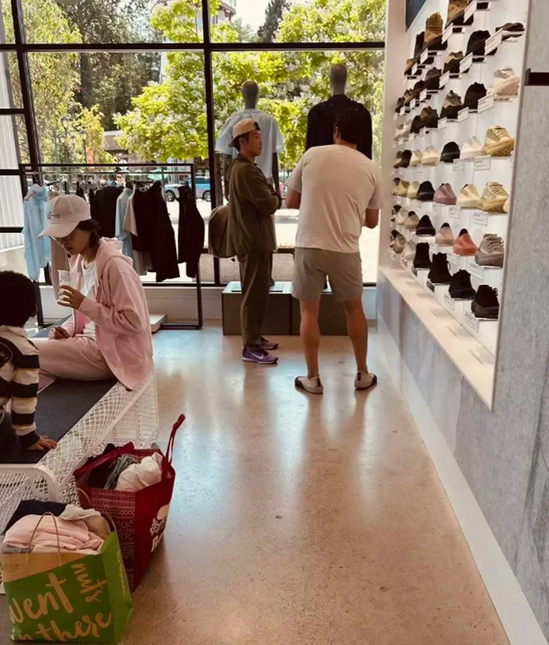 郑恺苗苗加拿大买家具被偶遇，被曝在西温定居，原来一切早有预料