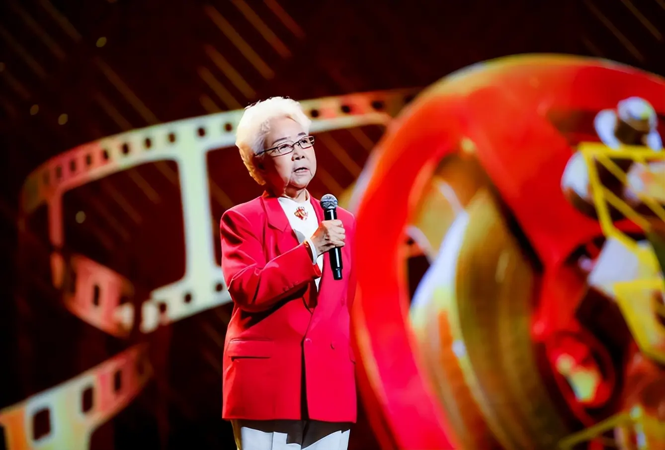 常香玉、秦怡、郭兰英都走了，中国四大人民艺术家，只有她还活着