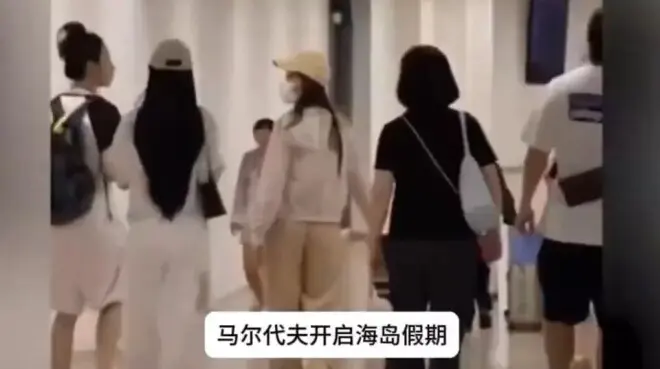 Angelababy度假照曝光！学霸弟弟罕同框