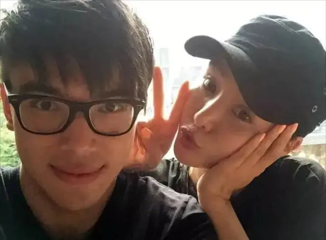 Angelababy度假照曝光！学霸弟弟罕同框