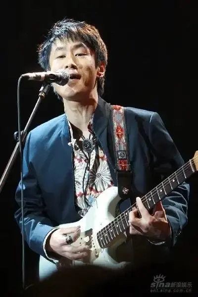 曾红极一时，20岁专辑卖700万张，离婚18年，如今满头白发认不出