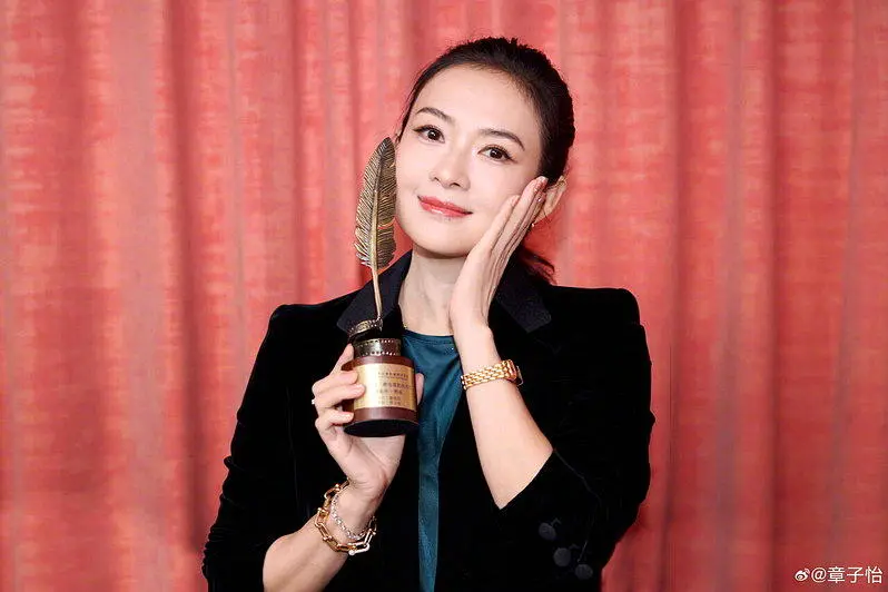 章子怡“泳装上阵”现身高级酒店 与儿女泳池戏水
