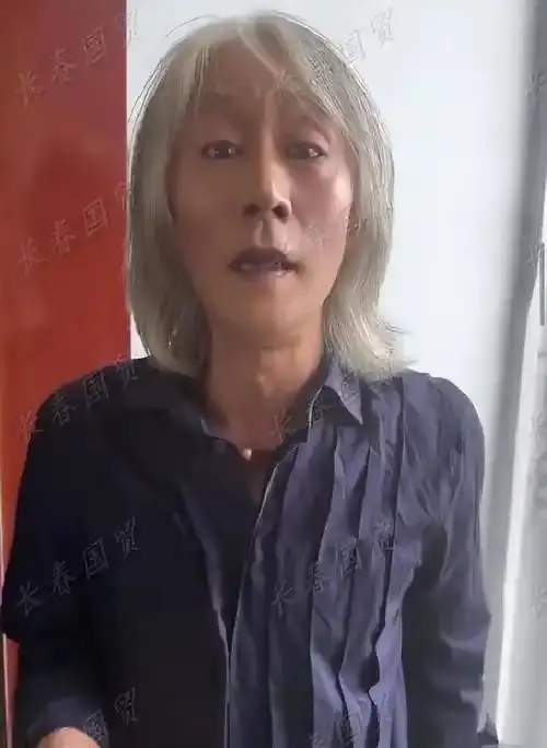 曾红极一时，20岁专辑卖700万张，离婚18年，如今满头白发认不出