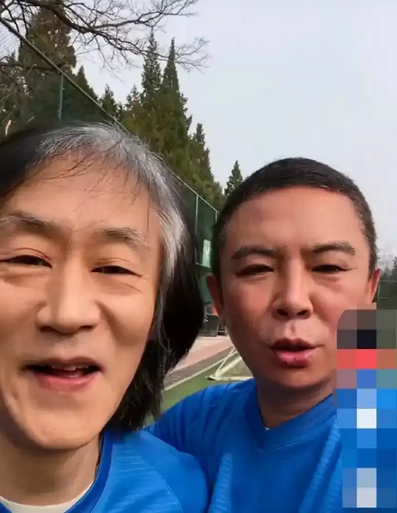 曾红极一时，20岁专辑卖700万张，离婚18年，如今满头白发认不出