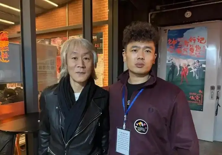 曾红极一时，20岁专辑卖700万张，离婚18年，如今满头白发认不出